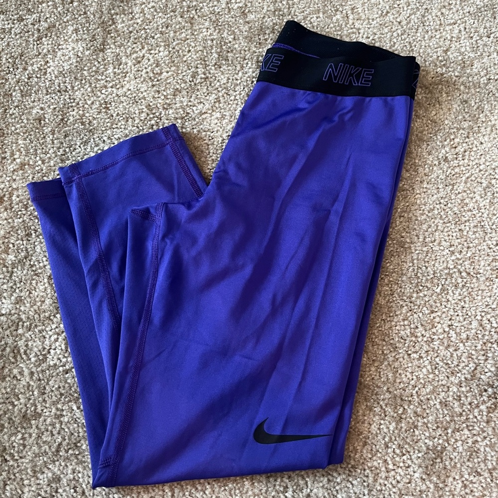 Great condition women’s Nike leggings. Capri length. Dark purple. Size M